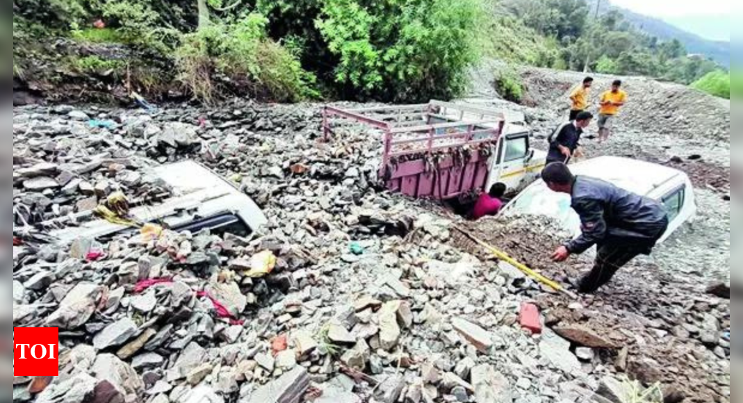 हिमाचल प्रदेश में मानसून के दस्तक देने के बाद शिमला में भूस्खलन, सोलन में बाढ़ | भारत समाचार