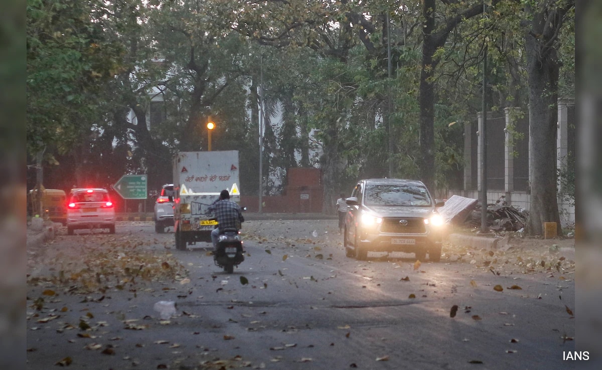 दिल्ली में मौसम में अचानक बदलाव, भीषण गर्मी के बीच धूल भरी आंधी चली