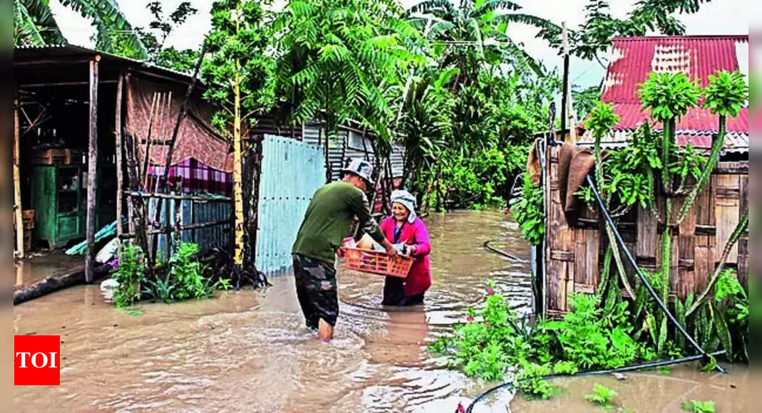 मणिपुर बाढ़: बुधवार को सार्वजनिक अवकाश, प्रमुख नदियों में बढ़ते जलस्तर के बीच 3 जिलों में चेतावनी | इंफाल समाचार