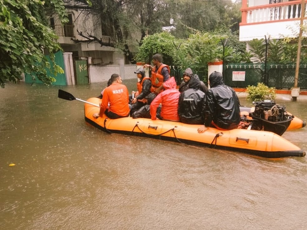 मुंबई में कल तक बारिश का रेड अलर्ट, पुलिस ने लोगों से घरों के अंदर रहने को कहा