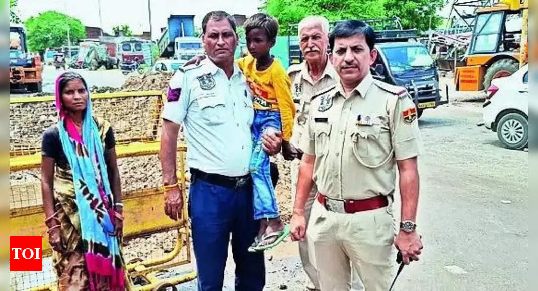 रास्ता भूलकर 13 किलोमीटर तक भटकता रहा 7 वर्षीय बच्चा, पुलिस ने परिवार से मिलाया