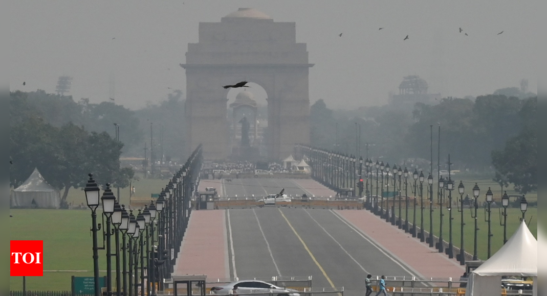 खराब वायु गुणवत्ता के कारण दिल्ली ‘रेड जोन’ में प्रवेश, शहर में सर्दियों की दुविधा बढ़ी | दिल्ली समाचार