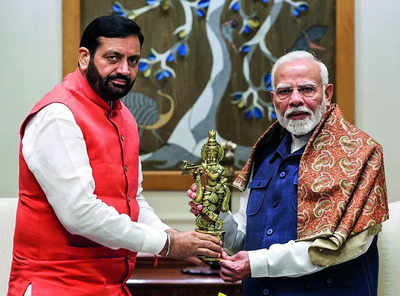 कांग्रेस हिंदू समाज को जाति के आधार पर बांटने पर तुली है: पीएम मोदी