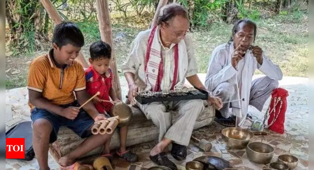 ओडिशा के पूर्व मुख्यमंत्री गिरिधर गुमांग और वियतनाम के आदिवासियों ने चिल्का शेल्डक अंतर्राष्ट्रीय लोक महोत्सव में प्रदर्शन किया | भुबनेश्वर समाचार