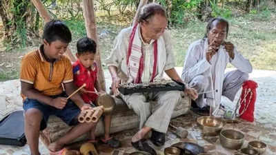 ओडिशा के पूर्व मुख्यमंत्री गिरिधर गुमांग और वियतनाम के आदिवासी चिल्का शेल्डक अंतर्राष्ट्रीय लोक महोत्सव में प्रदर्शन करते हुए