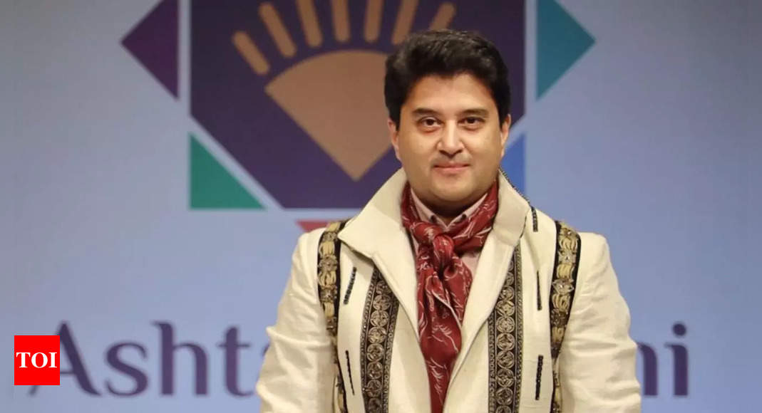 देखें: केंद्रीय मंत्री ज्योतिरादित्य सिंधिया, सुकांत मजूमदार ने रैंप वॉक किया | भारत समाचार