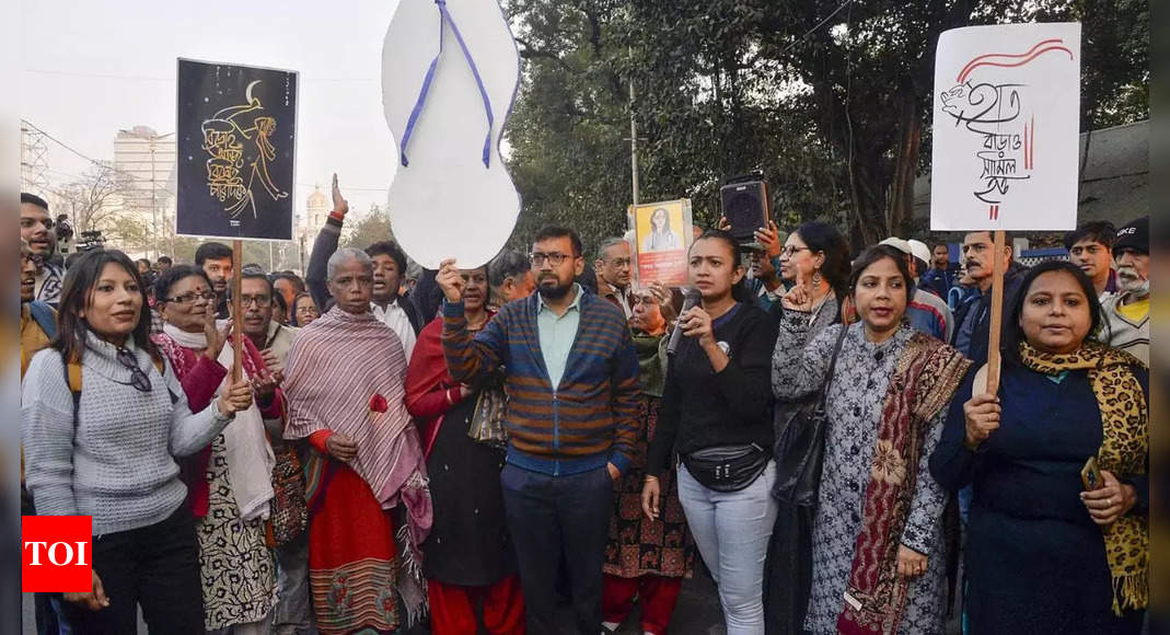 आरजी कर: पूर्व प्रिंसिपल को जमानत मिलने के बाद पीड़िता के माता-पिता, जूनियर डॉक्टरों ने कोलकाता में विरोध प्रदर्शन किया | भारत समाचार