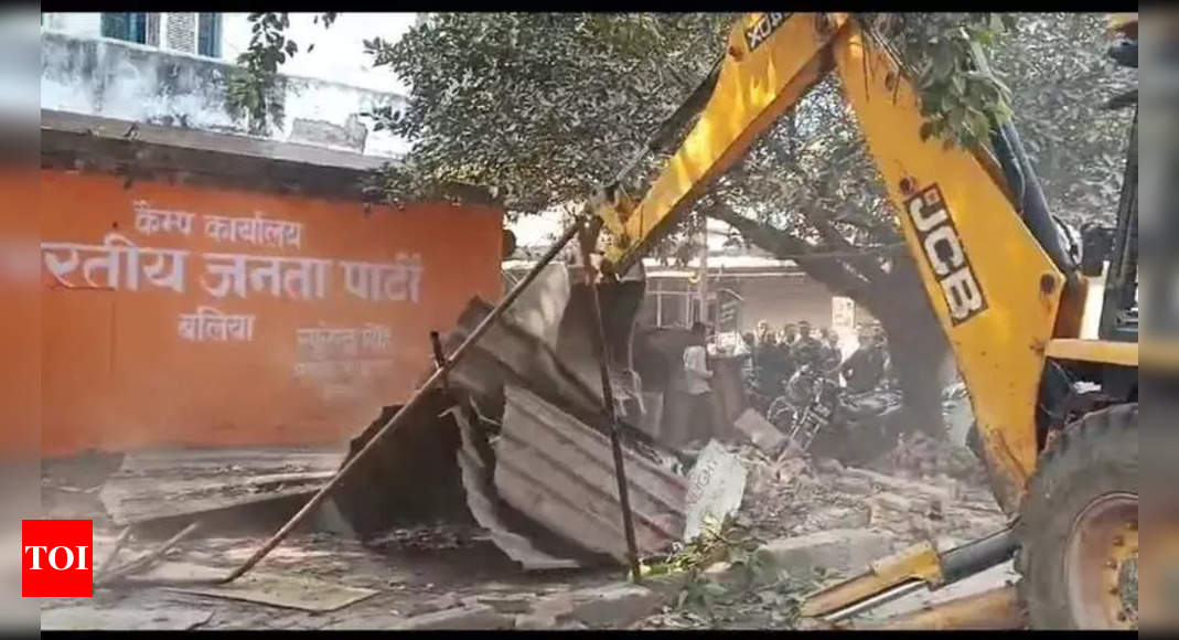 बलिया में नगर निगम के बुलडोजर ने बीजेपी के कैंप कार्यालय को ढहा दिया | वाराणसी समाचार