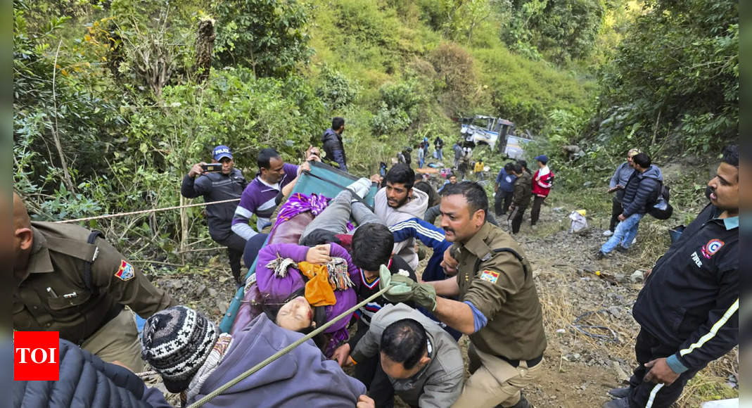 उत्तराखंड बस दुर्घटना: 1 और घायल यात्री की मौत; मरने वालों की संख्या अब 5 | देहरादून समाचार