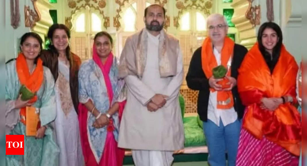 नाथद्वारा मंदिर की यात्रा के लिए राधिका मर्चेंट ने पारंपरिक राजस्थानी लहरिया अनारकली को चुना
