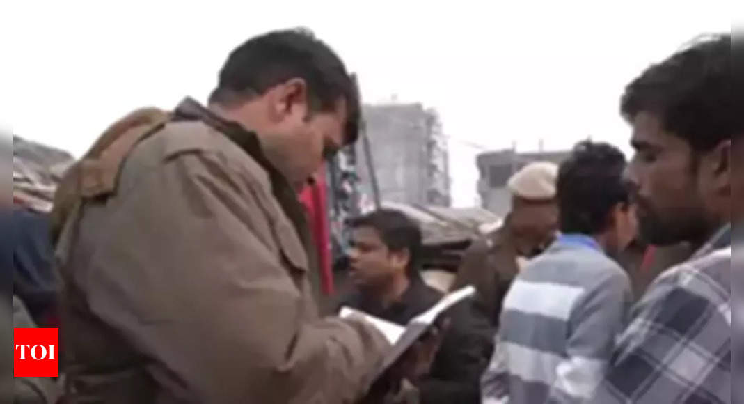 15 बांग्लादेशी नागरिक, एक मामूली चरणों में निर्वासित; 35 का इंतजार निर्वासन