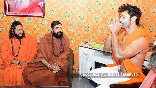 अभिनेता विद्यार्थ जामवाल प्रयाग्राज में