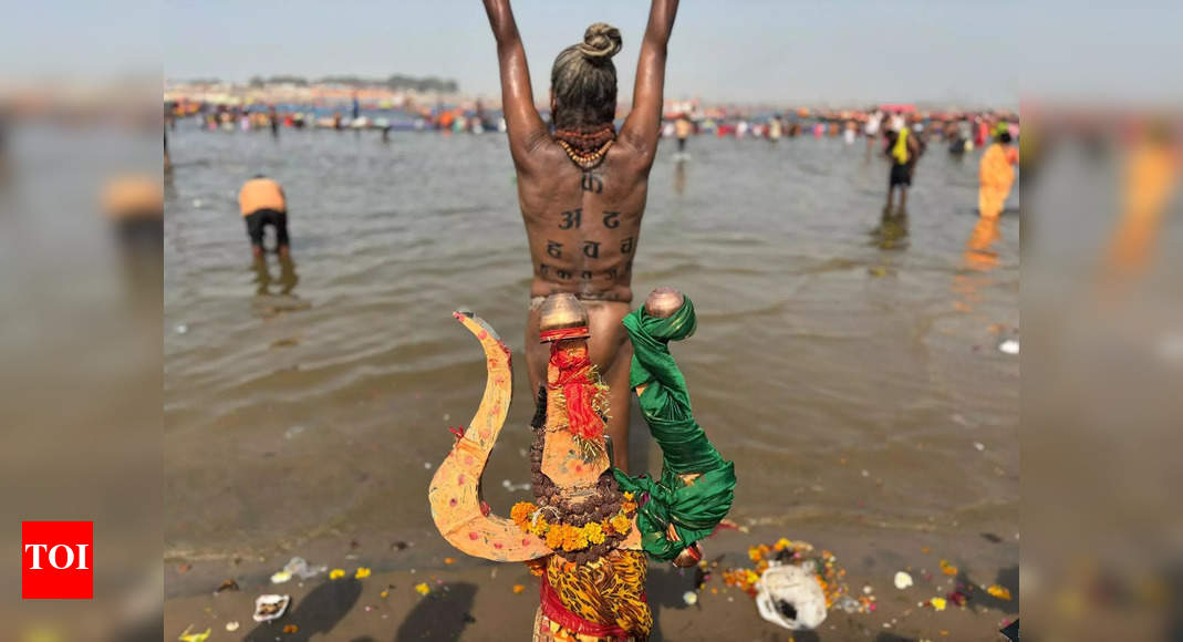 महा कुंभ में, नागा साधुओं ने दृष्टि और मधुमेह के बारे में जागरूकता बढ़ाने के लिए ‘अनिखा नेत्र परीक्षण’ का नेतृत्व किया