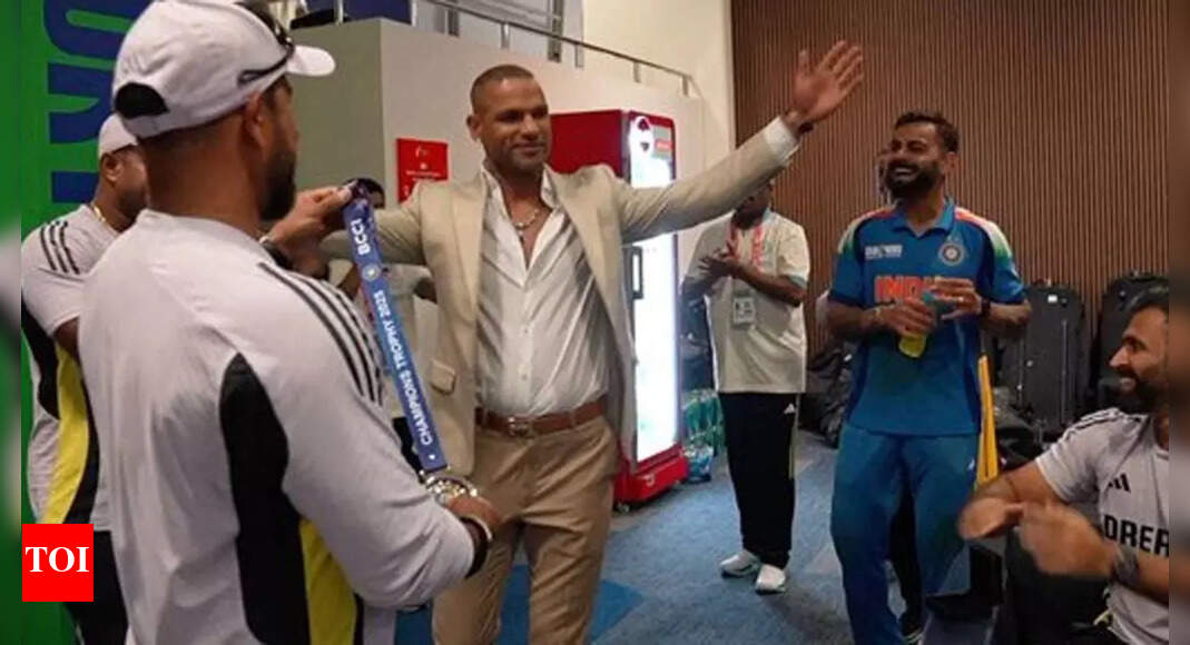 WATCH: ‘श्री ICC’ शिखर धवन भारतीय ड्रेसिंग रूम में बेस्ट फील्डर अवार्ड प्रस्तुत करता है, और यह विराट कोहली नहीं है | क्रिकेट समाचार