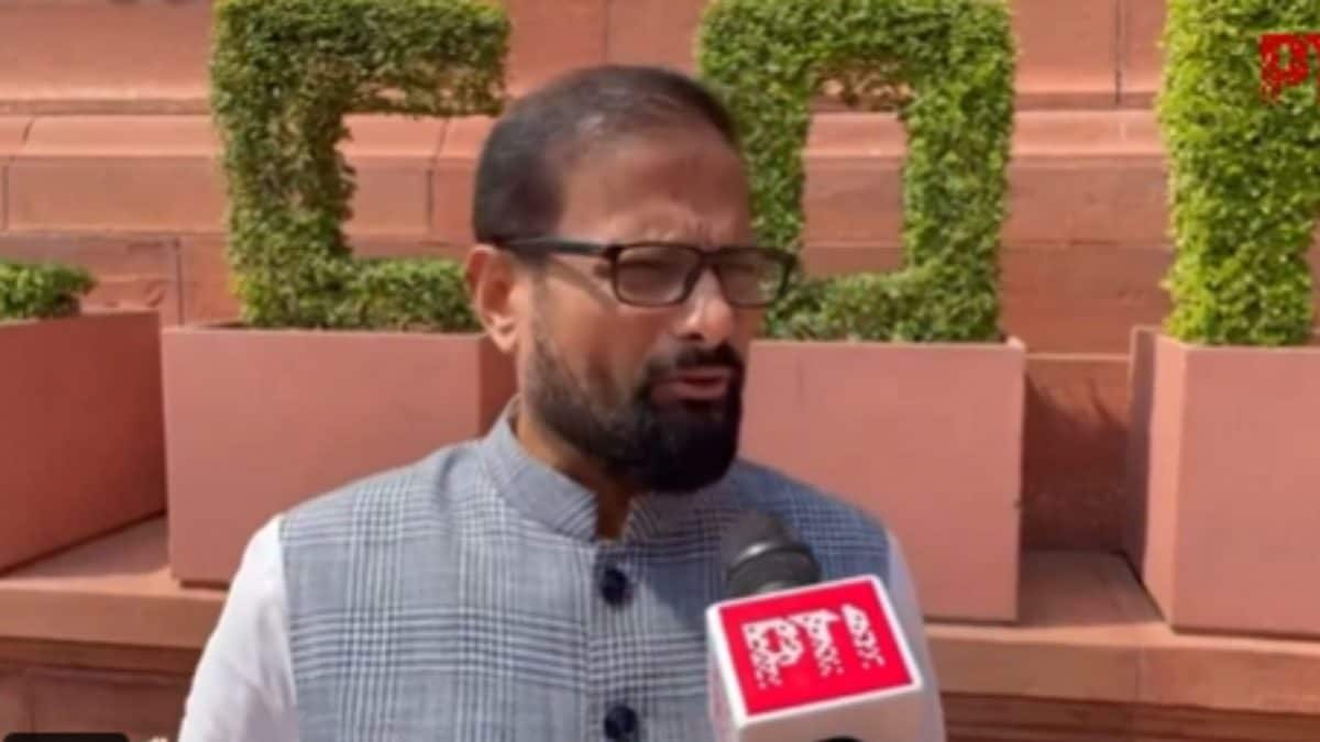 ‘उन्होंने राष्ट्र को लूट लिया, मंदिरों को नष्ट कर दिया’: सांसद महाराष्ट्र में औरंगज़ेब की कब्र को नष्ट करने के लिए कॉल करने के लिए प्रतिक्रिया करता है