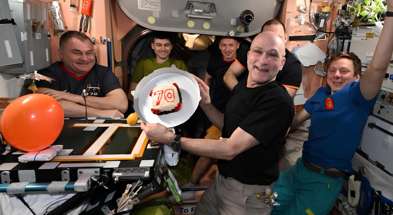 डॉन पेटिट के 220 दिनों के लिए अभियान की यात्रा पर 72 ISS पर सवार