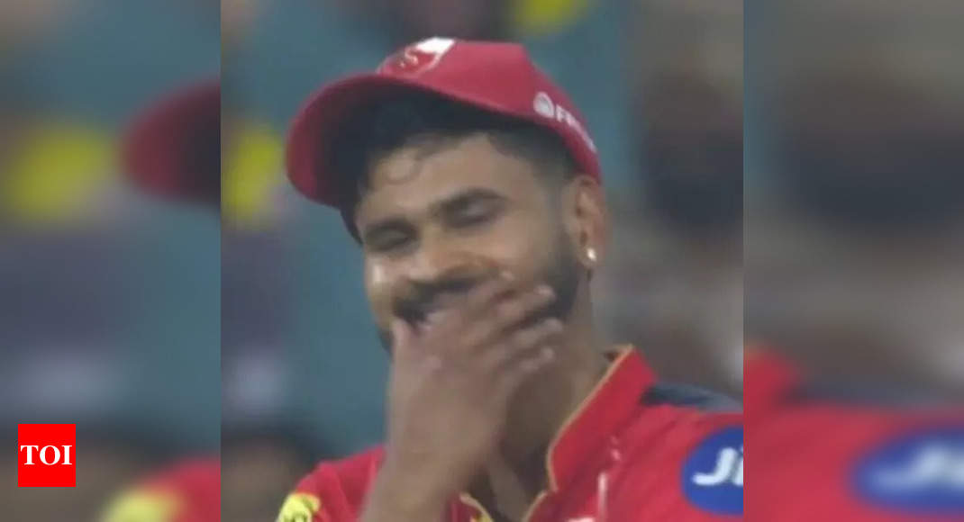 श्रेयस अय्यर स्तब्ध दिखते हैं क्योंकि युज़वेंद्र चहल एमएस धोनी की पकड़ के लिए रखती हैं। वीडियो देखें