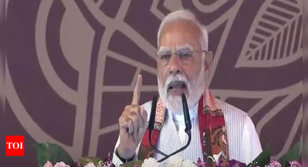 ‘पारिवर का उप, पारिवर का विकास’: वाराणसी में विरोध में पीएम मोदी की खुदाई | भारत समाचार