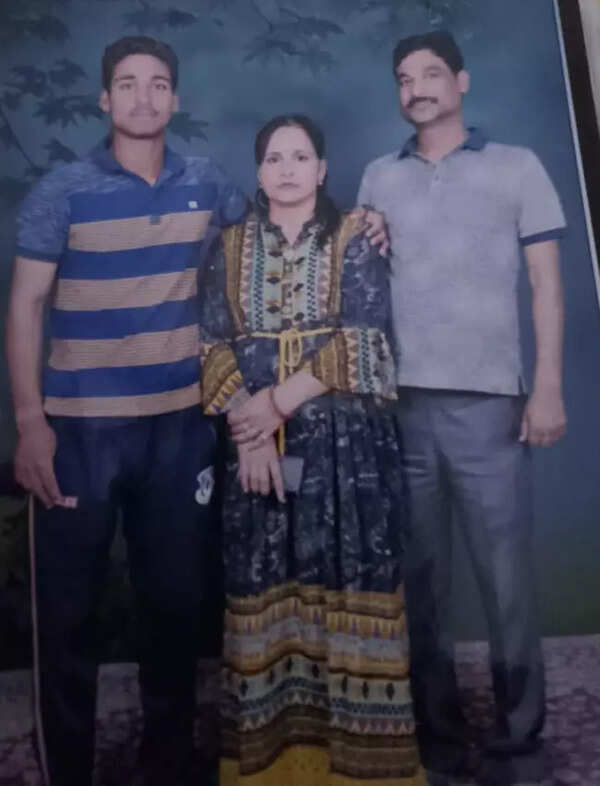अपने पिता और माँ के साथ विप्राज
