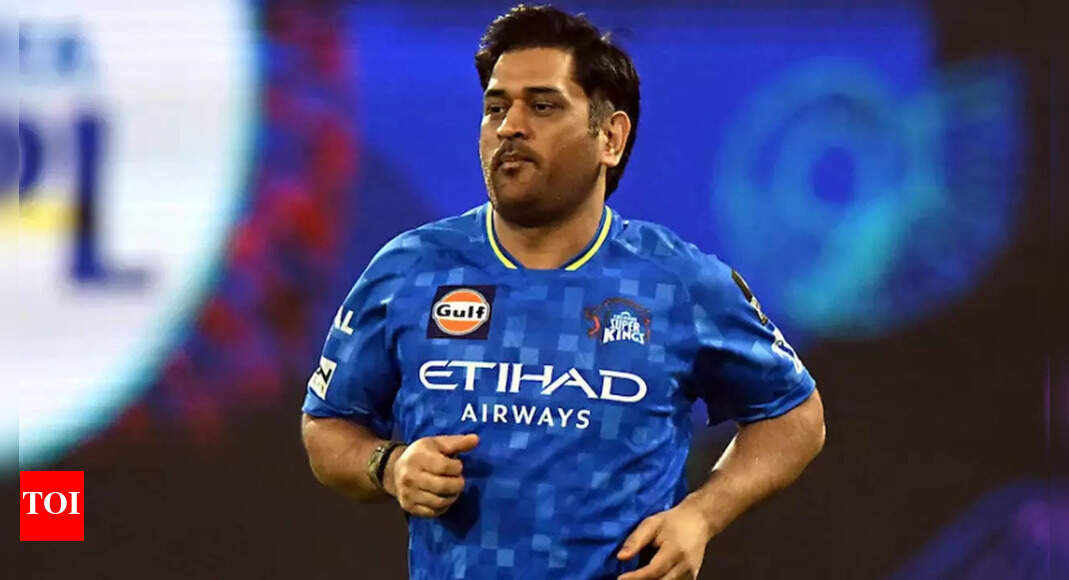 सुरक्षा से घिरा, एमएस धोनी एक व्हीलचेयर -बाउंड प्रशंसक के लिए सब कुछ रोक देता है – घड़ी | क्रिकेट समाचार