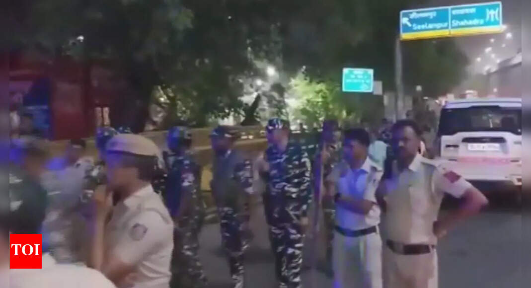 17 साल के लड़के के चाकू मारने के बाद दिल्ली के सेलामपुर में विरोध प्रदर्शन | दिल्ली न्यूज