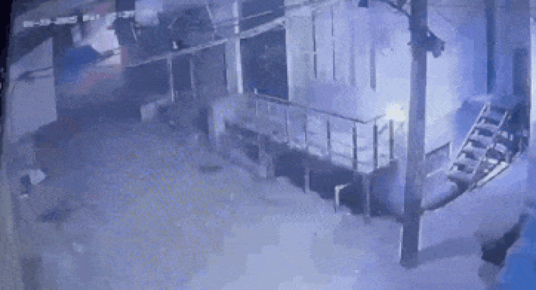 कैमरे पर पकड़ा गया: क्लाउड ऑफ डस्ट कवर स्ट्रीट के रूप में दिल्ली बिल्डिंग ढह जाता है, 4 को मारता है 4 | भारत समाचार