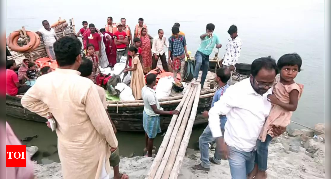 300 परिवार जो दंगा-हिट मुर्शिदाबाद से भाग गए, घर लौटें | भारत समाचार