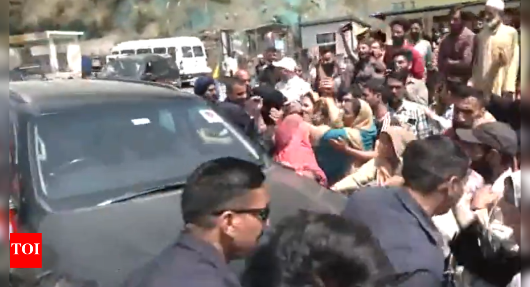 रामबान निवासियों ने बाढ़ और भूस्खलन की स्थिति के विरोध के विरोध के लिए जम्मू -कश्मीर सीएम उमर अब्दुल्ला के काफिले को रोक दिया। जम्मू समाचार