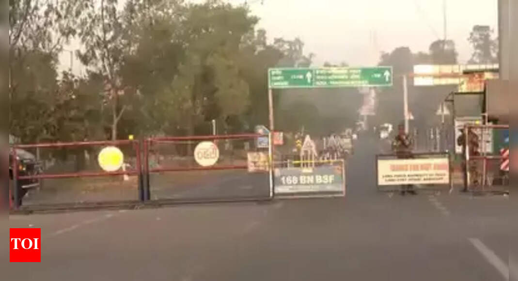 सिख तीर्थयात्रियों ने डेरा बाबा नानक आईसीपी से पाकिस्तान में प्रवेश करने की अनुमति दी, क्योंकि भारत में अटारी सीमा को बंद कर दिया गया था। चंडीगढ़ समाचार