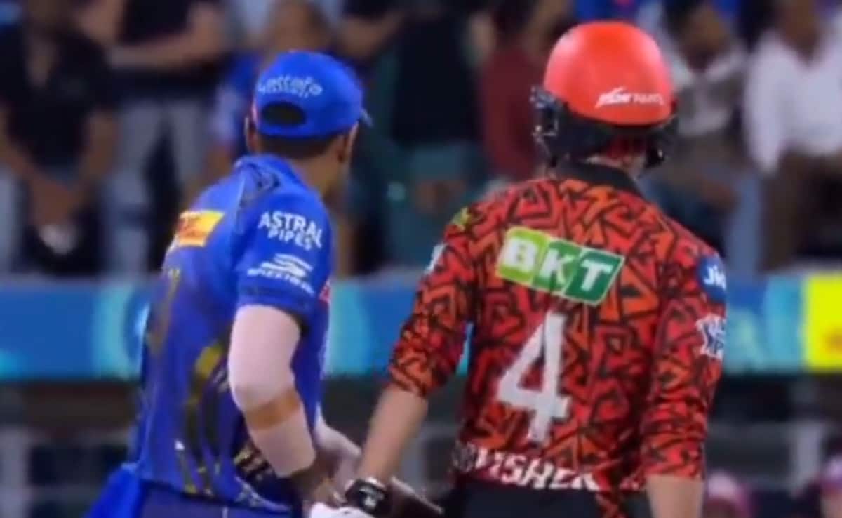 Suryakumar यादव ने IPL 2025 में Mi बनाम SRH के दौरान अभिषेक शर्मा की पॉकेट मिड-मैच की जाँच की। फिर ऐसा होता है