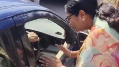 देखो: दिल्ली सीएम रेखा गुप्ता ने कार को बंद करने के बाद कार को बंद कर दिया, जो आदमी को सड़क पर रोटी फेंकने के बाद, 'यह सिर्फ भोजन नहीं है, यह संस्कृति है'
