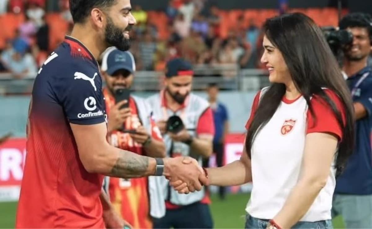 आरसीबी को हराकर पीबीके को हराने के बाद विराट कोहली की विशेष बैठक के साथ विशेष रूप से प्रशंसकों को विस्मय में छोड़ दिया गया। घड़ी