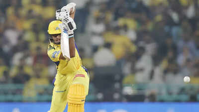 आईपीएल इतिहास में सीएसके के लिए सबसे कम उम्र के खिलाड़ी शेख रशीद कौन हैं?