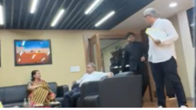 कथित लीक चैट के बाद, बीजेपी ने टीएमसी एमपीएस के बीच कथित 'पब्लिक स्पैट' का वीडियो साझा किया