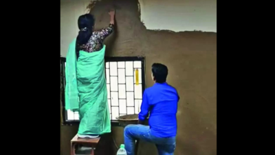 दिल्ली हीट का मुकाबला करने के लिए, डीयू प्रिंसिपल कक्षा की दीवारों पर गाय के गोबर को लागू करता है, बहस कर रहा है