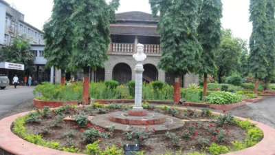 संजीव सान्याल ने गाइप चांसलर के रूप में बर्खास्त कर दिया, ताजा पंक्ति टूट गई